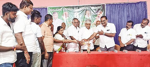 ಪಾಂಡವಪುರ ಪಟ್ಟಣದ ಟಿಎಪಿಸಿಎಂಎಸ್ ರೈತಸಭಾಂಗಣದಲ್ಲಿ ಆಯೋಜಿಸಿದ್ದ ಜೆಡಿಎಸ್ ಕಾರ್ಯಕರ್ತರ ಸಭೆಯನ್ನು ಮಾಜಿ ಸಚಿವ ಸಿ.ಎಸ್.ಪುಟ್ಟರಾಜು ಉದ್ಘಾಟಿಸಿದರು. ಜ್ಯೋತಿಲಕ್ಷ್ಮೀ ಬಾಬು, ಎಸ್.ಎ.ಮಲ್ಲೇಶ್ ಇತರರು ಇದ್ದರು.