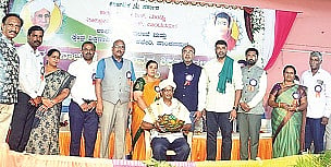 ಪಾಂಡವಪುರದ ಟಿಎಪಿಸಿಎಂಎಸ್ ಸಭಾಂಗಣದಲ್ಲಿ ಬುಧವಾರ ಆಯೋಜಿಸಿದ್ದ ತಾಲೂಕು ಮಟ್ಟದ ಶಿಕ್ಷಕರ ದಿನಾಚರಣೆಯಲ್ಲಿ ಎಸ್.ಎನ್.ಸಂತಾನರಾಮನ್ ಅವರನ್ನು ಶಾಸಕ ದರ್ಶನ್ ಪುಟ್ಟಣ್ಣಯ್ಯ ಸನ್ಮಾನಿಸಿದರು.