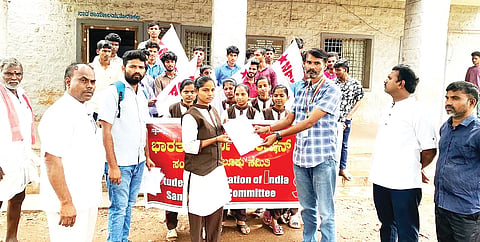 ಡಿವೈಎಫ್‌ಐ ಮತ್ತು ಎಸ್‌ಎಫ್‌ಐ ತಾಲೂಕು ಸಮಿತಿ ನೇತೃತ್ವದಲ್ಲಿ ತೋರಣಗಲ್ ನಾಡಕಚೇರಿಯ ಆರ್‌ಐ ಗಣೇಶ್‌ಗೆ ಮನವಿ ಸಲ್ಲಿಸಲಾಯಿತು. ಎಸ್‌ಫ್‌ಐ ರಾಜ್ಯ ಸಮಿತಿ ಸದಸ್ಯ ಶಿವರೆಡ್ಡಿ, ಎಸ್‌ಎಫ್‌ಐ ಕಾಲೇಜು ಅಧ್ಯಕ್ಷ ಗುಣಶೇಖರ್, ಕಾರ್ಯದರ್ಶಿ ಹರ್ಷ, ಸಹಕಾರ್ಯದರ್ಶಿ ಲೋಕೇಶ್, ಡಿವೈಎಫ್‌ಐ ಜಿಲ್ಲಾ ಕಾರ್ಯದರ್ಶಿ ಸ್ವಾಮಿ, ಪ್ರಮುಖರಾದ ಅರ್ಚನಾ, ಸಂಗೀತಾ, ಶ್ರಾವಣಿ, ಅಸ್ಮಿತಾ, ಕೀರ್ತಿ ಇತರರಿದ್ದರು.