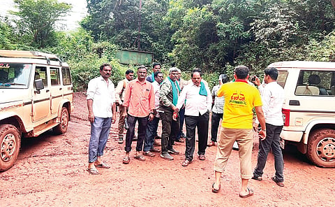 ರಣಜೀತ್‌ಪುರದ ಬಳಿ ನಡೆಸುತ್ತಿರುವ ದೇವದಾರಿ ಮೈನ್ಸ್ ಕಂದಾಯ ಮತ್ತು ಅರಣ್ಯ ಇಲಾಖೆಯ ಜಂಟಿ ಸರ್ವೇ ಕಾರ್ಯಕ್ಕೆ ಜನಸಂಗ್ರಾಮ ಪರಿಷತ್, ರೈತ ಸಂಘ, ಕರ್ನಾಟಕ ರಾಷ್ಟ್ರ ಸಮಿತಿಗಳಿಂದ ಶುಕ್ರವಾರ ವಿರೋಧ ವ್ಯಕ್ತಪಡಿಸಲಾಯಿತು. ಅರಣ್ಯ ಇಲಾಖೆ ಡಿಆರ್‌ಎಫ್‌ಒ ಗುರುಸ್ವಾಮಿ, ಕೆಐಒಸಿಎಲ್ ಕಂಪನಿಯ ಮ್ಯಾನೇಜರ್ ವಿಶ್ವಜೀತ್, ಸಂಘಟನೆ ಪದಾಧಿಕಾರಿಗಳಾದ ಶ್ರೀಶೈಲ ಆಲದಳ್ಳಿ, ಎಂ.ಎಲ್.ಕೆ.ನಾಯ್ಡು, ಟಿ.ಕೆ.ಮಂಜುನಾಥ್, ಜಿ.ಕೆ.ನಾಗರಾಜ ಇತರರಿದ್ದರು.