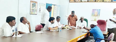 ಕುರುಗೋಡು ತಾಲೂಕಿನ ಕಲ್ಲುಕಂಬ ಗ್ರಾಮದ ಸೊಸೈಟಿಗೆ ಕೃಷಿ ಇಲಾಖೆ ಪ್ರಭಾರ ಜಂಟಿ ನಿರ್ದೇಶಕ ಎಚ್.ಎಂ.ಮಂಜುನಾಥ್, ಸಹಾಯಕ ನಿರ್ದೇಶಕ ಗರ್ಜಪ್ಪ ಭೇಟಿ ನೀಡಿ ಯೂರಿಯಾ ರಸಗೊಬ್ಬರದ ಕೊರತೆ ಬಗ್ಗೆ ಪರಿಶೀಲಿಸಿದರು. ಸೊಸೈಟಿ ಅಧ್ಯಕ್ಷ ನಾಗಪ್ಪ, ವ್ಯವಸ್ಥಾಪಕ ಚನ್ನಬಸಪ್ಪ, ಸಿಬ್ಬಂದಿ ನಿರ್ಮಲ್ ಕುಮಾರ್ ಇತರರಿದ್ದರು.