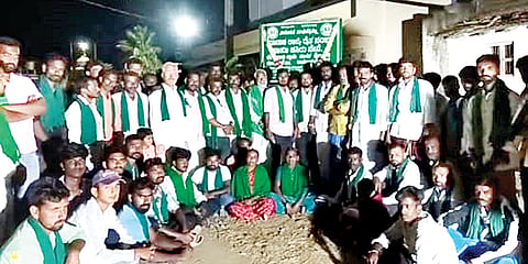  ಗುಂಡ್ಲುಪೇಟೆ ತಾಲೂಕಿನ ಬೇರಂಬಾಡಿ ಗ್ರಾಮದಲ್ಲಿ ಸಾಮೂಹಿಕ ನಾಯಕತ್ವದ ರೈತ ಸಂಘದ ಗ್ರಾಮ ಘಟಕವನ್ನು ಪ್ರಕಾಶ್ ಉದ್ಘಾಟಿಸಿದರು. ಷಣ್ಮುಖಸ್ವಾಮಿ, ಗಣೇಶ್ ಇತರರಿದ್ದರು.