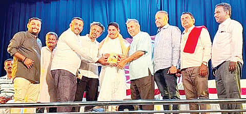  ಮಳವಳ್ಳಿ ಪಟ್ಟಣದ ಅಂಬೇಡ್ಕರ್ ಭವನದಲ್ಲಿ ರಂಗಬಂಡಿ ಮಳವಳ್ಳಿ ವತಿಯಿಂದ ಕಳೆದ ಏಳು ದಿನಗಳಿಂದ ಹಮ್ಮಿಕೊಂಡಿದ್ದ ನಾಟಕೋತ್ಸವದ ಸಮಾರೋಪ ಸಮಾರಂಭ ಕಾರ್ಯಕ್ರಮವನ್ನು ಚಿತ್ರನಟ ಅರುಣ್ ಸಾಗರ್ ಉದ್ಘಾಟಿಸಿದರು. ಡಾ.ಶಿವಕುಮಾರ್, ಭರತ್ರಾ ರಾಜ್, ಟಿ.ಎಂ.ಪ್ರಕಾಶ್, ಮಧು ಇತರರು ಇದ್ದರು.