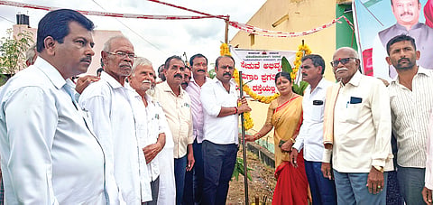 ಮದ್ದೂರು ತಾಲೂಕಿನ ಪಣ್ಣೆದೊಡ್ಡಿ ಗ್ರಾಮದಲ್ಲಿ 2 ಕೋಟಿ ರೂ. ವೆಚ್ಚದ ರಸ್ತೆ ಅಭಿವೃದ್ಧಿ ಕಾಮಗಾರಿಗೆ ಶಾಸಕ ಕೆ.ಎಂ.ಉದಯ ಭೂಮಿ ಪೂಜೆ ನೆರವೇರಿಸಿದರು. ಶಬೀನಾ ತಾಜ್, ಚಲುವರಾಜು, ರಾಜೀವ್, ಹರೀಶ್‌ಬಾಬು, ಪಿ.ಸಂದರ್ಶ ಇತರರು ಇದ್ದರು.