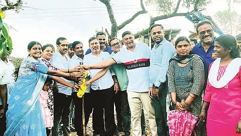 ಸಕಲೇಶಪುರ ತಾಲೂಕಿನ ಹೆಬ್ಬಸಾಲೆ ಗ್ರಾಮ ಪಂಚಾಯಿತಿ ವ್ಯಾಪ್ತಿಯ ಗಾಣದಹೊಳೆ ಗ್ರಾಮದಲ್ಲಿ ಸ್ವಯಂಚಾಲಿತ ಬೀದಿದೀಪ  ಅಳವಡಿಸುವ ಕಾಮಗಾರಿಗೆ  ಶಾಸಕ ಸಿಮೆಂಟ್ ಮಂಜು ಭೂಮಿಪೂಜೆ ನೆರವೇರಿಸಿದರು. 