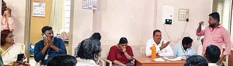 ಕಾರಟಗಿ ಜೆಸ್ಕಾಂ ಕಾರ್ಯ ಮತ್ತು ಪಾಲನೆ ಉಪವಿಭಾಗದ ಎಇಇ ಕಚೇರಿಯಲ್ಲಿ ಹಮ್ಮಿಕೊಂಡಿದ್ದ ಸಲಹಾ ಸಮಿತಿ ಸಭೆಯಲ್ಲಿ ಸದಸ್ಯ ಹನುಮೇಶ ವಡ್ಡರಹಟ್ಟಿ ಮಾತನಾಡಿದರು. ಎಇಇ ವೀರೇಶ, ಎಇ ನೂರ್‌ಫಾತಿಮಾ, ಜೆಇಗಳಾದ ರಾಜು, ಶಿವರಾಜ ಇತರರಿದ್ದರು.