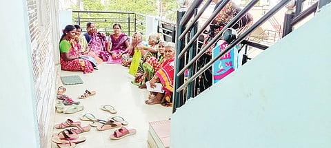 ಗಂಗಾವತಿ ಸಿಡಿಪಿಒ ಕಚೆರಿಯಲ್ಲಿ ನಡೆಯುತ್ತಿರುವ ವಿಮುಕ್ತ ದೇವದಾಸಿಯರ ಸಮೀಕ್ಷೆಯಲ್ಲಿ ವಿಮುಕ್ತ ದೇವದಾಸಿಯರಿಗೆ ಆಸನ ವ್ಯವಸ್ಥೆಯಿಲ್ಲದಿದ್ದರಿಂದ ಚಪ್ಪಲಿ ಬಿಡುವ ಸ್ಥಳದಲ್ಲಿ ಕುಳಿತಿರುವುದು.