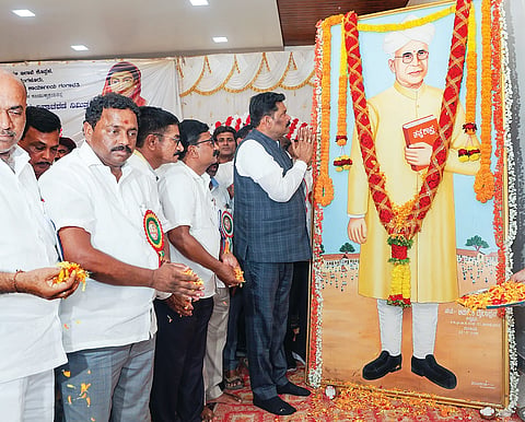 ಕನಕಗಿರಿಯಲ್ಲಿ ಹಮ್ಮಿಕೊಂಡಿದ್ದ ಶಿಕ್ಷಕರ ದಿನಾಚರಣೆ ಕಾರ್ಯಕ್ರಮದಲ್ಲಿ ಸಚಿವ ಶಿವರಾಜ ತಂಗಡಗಿ ಸರ್ವೇಪಲ್ಲಿ ರಾಧಾಕೃಷ್ಣನ್ ಅವರ ಭಾವಚಿತ್ರಕ್ಕೆ ಪುಷ್ಪರ್ಚನೆ ಮಾಡಿದರು. ಪಪಂ ಸದಸ್ಯ ರಾಜಸಾಬ್ ನಂದಾಪುರ, ಜಿಲ್ಲಾ ಗ್ಯಾರಂಟಿ ಸಮಿತಿ ಅಧ್ಯಕ್ಷ ರೆಡ್ಡಿಶ್ರೀನಿವಾಸ ಇದ್ದರು.