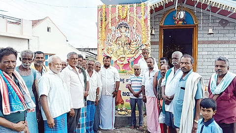  ಮದ್ದೂರು ತಾಲೂಕಿನ ವಳಗೆರೆಹಳ್ಳಿ ಗ್ರಾಮದಲ್ಲಿ ವಿಶ್ವಕರ್ಮ ಸಮುದಾಯದ ವತಿಯಿಂದ ವಿಶ್ವಕರ್ಮ ಜಯಂತ್ಯುತ್ಸವ ಹಮ್ಮಿಕೊಳ್ಳಲಾಗಿತ್ತು. ವಿ.ಸಿ.ಉಮಾಶಂಕರ್, ವಿ.ಕೆ.ಶ್ರೀನಿವಾಸ್, ಟಿ.ಪುಟ್ಟರಾಜು, ಮಂಜು ಇತರರು ಇದ್ದರು.