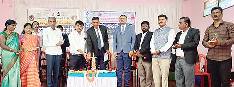 ಯಲಬುರ್ಗಾದಲ್ಲಿ ಹಮ್ಮಿಕೊಂಡಿದ್ದ ಪೋಷಣಾ ಅಭಿಯಾನ ಹಾಗೂ ಕಾನೂನು ಅರಿವು ಕಾರ್ಯಕ್ರಮವನ್ನು ಹಿರಿಯ ಸಿವಿಲ್ ನ್ಯಾಯಾಧೀಶ ಜೆ.ರಂಗನಾಥ ಉದ್ಘಾಟಿಸಿದರು. ಮಕ್ಕಳ ರಕ್ಷಣಾ ಘಟಕದ ಶಿವಲೀಲಾ, ವಕೀಲರ ಸಂಘದ ಉಪಾಧ್ಯಕ್ಷ ಎ.ಎಸ್.ನಾಯಕ, ಅಂಗನವಾಡಿ ಮೇಲ್ವಿಚಾರಕಿ ಲಲಿತಾ ನಾಯ್ಕರ, ಕಿರಿಯ ನ್ಯಾಯಾಧೀಶ ಸಂಜಯ ಕುಮಾರ್, ಪಪಂ ಸದಸ್ಯೆ ಬಸಮ್ಮ ಬಣಕಾರ ಇತರರಿದ್ದರು.