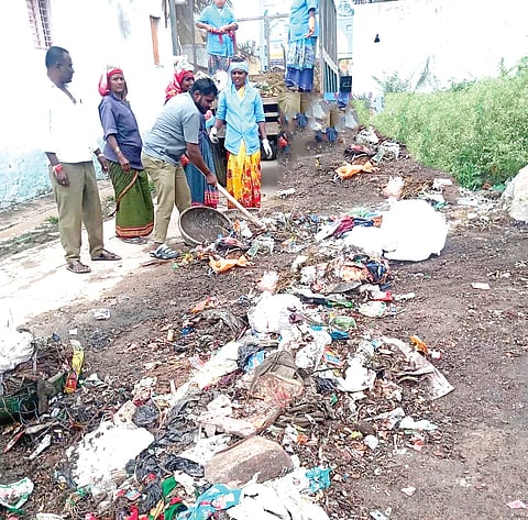 ತಾವರಗೇರಾ ಪಪಂನಿಂದ ಸ್ವಚ್ಛತಾ ಹಿ ಸೇವಾ ಅಭಿಯಾನ ಅಂಗವಾಗಿ ಪೌರಕಾರ್ಮಿಕರು ಬಸ್ ನಿಲ್ದಾಣದ ಬಳಿ ಸ್ವಚ್ಛತಾ ಕಾರ್ಯ ನಡೆಸಿದರು.