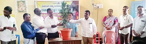 ಕಾರಟಗಿಯಲ್ಲಿ ಸಾಮಾಜಿಕ ಮತ್ತು ಶೈಕ್ಷಣಿಕ ಸ್ಥಿತಿಗತಿಗಳ ಸಮೀಕ್ಷೆಗಾಗಿ ಹಮ್ಮಿಕೊಂಡಿದ್ದ ತಾಲೂಕಿನ ಗಣತಿದಾರರಿಗೆ ತರಬೇತಿ ಕಾರ್ಯಾಗಾರ ಕಾರ್ಕ್ರಮವನ್ನು ತಹಸೀಲ್ದಾರ್ ಎಂ.ಕುಮಾರಸ್ವಾಮಿ ಉದ್ಘಾಟಿಸಿದರು. ತಾಪಂ ಇಒ ಲಕ್ಷ್ಮೀದೇವಿ, ಕೆಪಿಎಸ್‌ನ ಪ್ರಾಚಾರ್ಯ ನಾಗರಾಜ, ಉಪಪ್ರಾಚಾರ್ಯ ಶರಣಪ್ಪ ಸೋಮಲಾಪೂರ ಇತರರಿದ್ದರು.