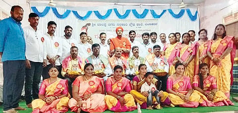 ಯಲಬುರ್ಗಾ ತಾಲೂಕಿನ ಬಂಡಿಹಾಳದ ಬಾಲಪ್ಪ ಚಿಗರಿ ಸರ್ಕಾರಿ ಪ್ರೌಢ ಶಾಲೆಯಲ್ಲಿ ಹಮ್ಮಿಕೊಂಡಿದ್ದ ಗುರುವಂದನೆ ಕಾರ್ಯಕ್ರಮದಲ್ಲಿ ಶಿಕ್ಷಕರನ್ನು ಸನ್ಮಾನಿಸಲಾಯಿತು. ತಾಳಿಕೋಟೆಯ ಮಹಾಂತ ದೇವರು, ಉಪನ್ಯಾಸಕ ಸಂಗಪ್ಪ ಗುಳಗಣ್ಣನವರ, ಮುಖ್ಯಶಿಕ್ಷಕ ಪರಪ್ಪ ಸೊಬಗಿನ, ಶಿಕ್ಷಕ ಮಲ್ಲಿಕಾರ್ಜುನ ಕೊಡದಾಳ, ವಿದ್ಯಾರ್ಥಿಗಳಾದ ಸಂತೋಷ ಬಂಡ್ರಿ, ಕಳಕನಗೌಡ ಹೊಸಳ್ಳಿ, ವಿದ್ಯಾಶ್ರೀ ಶ್ರೀಗರಿ, ಯಲ್ಲಮ್ಮ ತಳವಾರ ಇತರರಿದ್ದರು.
