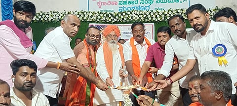 ಕುಕನೂರು ತಾಲೂಕಿನ ಮಂಗಳೂರು ಗ್ರಾಮದಲ್ಲಿ ವಿರಾಟ ವಿಶ್ವಕರ್ಮ ಜಯಂತಿ ಕಾರ್ಯಕ್ರಮವನ್ನು ಮದಾನೆಗುಂದಿ ಸಂಸ್ಥಾನ ಸರಸ್ವತಿ ಪೀಠ ಲೇಬಗೇರಿಯ ಶ್ರೀ ನಾಗಮೂರ್ತೇಂದ್ರ ಸ್ವಾಮೀಜಿ ಉದ್ಘಾಟಿಸಿದರು. ಮಾಜಿ ಉಪಾಧ್ಯಕ್ಷ ವಿಶ್ವನಾಥ ಮರಿಬಸಪ್ಪನವರ, ತಾಪಂ ಮಾಜಿ ಉಪಾಧ್ಯಕ್ಷ ಕಳಕಪ್ಪ ಕಂಬಳಿ, ಜೆಡಿಎಸ್ ಜಿಲ್ಲಾ ವಕ್ತಾರ ಮಲ್ಲನಗೌಡ ಕೋನನಗೌಡ ಇತರರಿದ್ದರು.