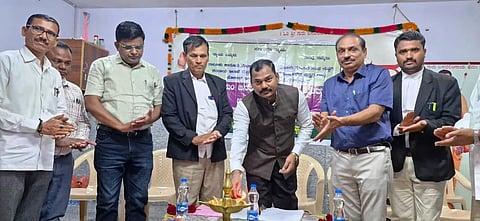 ಕುಷ್ಟಗಿಯ ಬಸವ ಭವನದಲ್ಲಿ ಹಮ್ಮಿಕೊಂಡಿದ್ದ ಜನತಾ ನ್ಯಾಯಾಲಯ ಕುರಿತ ಜಾಗೃತಿ ಕಾರ್ಯಕ್ರಮವನ್ನು ಪ್ರಧಾನ ಸಿವಿಲ್ ನ್ಯಾಯಾಧೀಶ ಎಂ.ಎಲ್.ಪೂಜೇರಿ ಉದ್ಘಾಟಿಸಿದರು. ತಹಸೀಲ್ದಾರ್ ಅಶೋಕ ಶಿಗ್ಗಾವಿ, ಗ್ರೇಡ್-2 ತಹಸೀಲ್ದಾರ್ ರಜನಿಕಾಂತ, ತಾಪಂ ಇಒ ಪಂಪಾಪತಿ ಹಿರೇಮಠ, ವಕೀಲರ ಸಂಘದ ಅಧ್ಯಕ್ಷ ದೊಡ್ಡನಗೌಡ ಪಾಟೀಲ್ ಇತರರಿದ್ದರು.