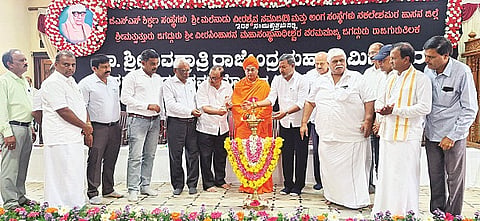ಸಕಲೇಶಪುರದಲ್ಲಿ ಆಯೋಜಿಸಿದ್ದ ಡಾ.ಶ್ರೀ ಶಿವರಾತ್ರಿ ರಾಜೇಂದ್ರ ಶ್ರೀಗಳ ಶತೋತ್ತರ ದಶಮಾನೋತ್ಸವ ಕಾರ್ಯಕ್ರಮವನ್ನು ಶಾಸಕ ಸಿಮೆಂಟ್ ಮಂಜು ಉದ್ಘಾಟಿಸಿದರು.  