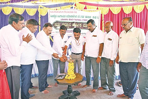 ಅರಕಲಗೂಡಿನಲ್ಲಿ ಆಯೋಜಿಸಿದ್ದ ವಾರ್ಷಿಕ ಮಹಾಸಭೆಯನ್ನು  ಅಶೋಕ್ ಉದ್ಘಾಟಿಸಿದರು. ಎನ್. ರವಿಕುಮಾರ್, ಯೋಗೇಶ್, ರುದ್ರಪ್ಪ, ವೀರೇಶ್, ಸುರೇಶ್ ಇತರರಿದ್ದರು.