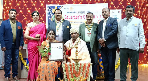 ಅರೇಹಳ್ಳಿ ರೋಟರಿ ಭವನದಲ್ಲಿ ಆಯೋಜಿಸಿದ್ದ ಜಿಲ್ಲಾ ರಾಜ್ಯಪಾಲರ ಅಧಿಕೃತ ಭೇಟಿ ಕಾರ್ಯಕ್ರಮದಲ್ಲಿ ಯೋಧ ಭರತ್ ದಂಪತಿಯನ್ನು ಸನ್ಮಾನಿಸಲಾಯಿತು. 