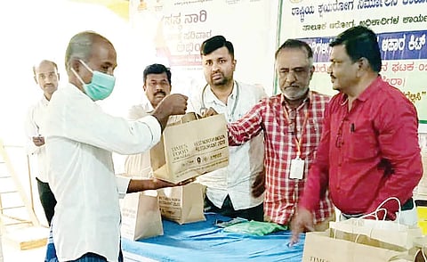ಅರಕೇರಾ ತಾಲೂಕಿನ ಗಲಗ ಗ್ರಾಮದ ಪ್ರಾಥಮಿಕ ಆರೋಗ್ಯ ಕೇಂದ್ರದಲ್ಲಿ ಹಮ್ಮಿಕೊಂಡಿದ್ದ ಸ್ವಸ್ಥನಾರಿ ಸಶಕ್ತ ಪರಿವಾರ ಅಭಿಯಾನದ ನಿಮಿತ್ತ ಟಿಎಚ್‌ಒ ಡಾ.ಬನದೇಶ್ವರ ಕ್ಷಯ ರೋಗಿಗಳಿಗೆ ಉಚಿತ ಪೌಷ್ಟಿಕ ಆಹಾರ ಕಿಟ್‌ಗಳನ್ನು ವಿತರಿಸಿದರು. ಕ್ಷಯ ರೋಗ ಕಾಯಕ್ರಮದ ಜಿಲ್ಲಾ ಸಂಯೋಜಕ ಅಮರೇಶ ಕುಮಾರ, ವೈದ್ಯಾಧಿಕಾರಿ ಅಖಿಲೇಶ್ ಕುಮಾರ್, ಕ್ಷಯ ರೋಗದ ತಾಲೂಕು ಮೇಲ್ವಿಚಾರಕ ಮಹೇಶ ನಾಯಕ ಇದ್ದರು.
