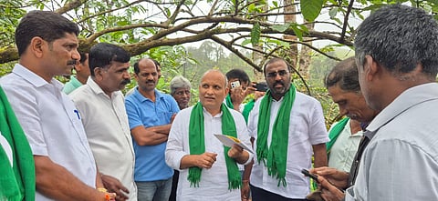 ರೈತರ ಜಮೀನಿಗೆ ಡಾ.ನವೀನ್ ಕುಮಾರ್ ತಂಡ ಭೇಟಿ