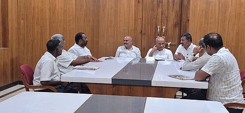 ಕೃಷಿ ಇಲಾಖೆ ಅಧಿಕಾರಿಗಳೊಂದಿಗೆ ಸಮಾಲೋಚನೆ