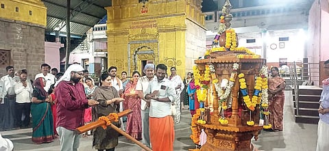 ಸಜ್ಜಲಗುಡ್ಡದ ಶರಣಮ್ಮ ಮಹಾತಾಯಿ ಮಠದಲ್ಲಿ ಮಹಾರಥೋತ್ಸವದ ಸೇವೆಯಲ್ಲಿ ತೊಡಗಿರುವ ಇಳಕಲ್ ಮೂಲದ ಹೀನಾ, ತಾಜುದ್ದೀನ್ ದಂಪತಿ.