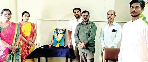 ಮಾನ್ವಿಯ ಕೆಪಿಎಸ್‌ವಿಎಸ್ ಆಯುರ್ವೇದಿಕ್ ಮೇಡಿಕಲ್ ಕಾಲೇಜಿನಲ್ಲಿ ಆಯುರ್ವೇದ ದಿನ ಕಾರ್ಯಕ್ರಮ ಹಮ್ಮಿಕೊಳ್ಳಲಾಗಿತ್ತು. ಪ್ರಾಚಾರ್ಯ ಡಾ.ಜೀವನೇಶ್ವರಯ್ಯ, ಉಪಪ್ರಾಚಾರ್ಯೆ ಡಾ.ಎಚ್.ಎಂ.ಸುಮಂಗಲಾ, ಉಪನ್ಯಾಸಕರಾದ ಡಾ.ನಾರಾಯಣ, ಡಾ.ವಿಶ್ವೇಶ್ವರಮಠ, ಡಾ.ಸುನೀತಾ ಇತರರಿದ್ದರು.