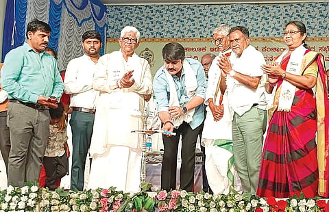 ಸಿಂಧನೂರು ತಾಲೂಕಿನ ಗಾಂಧಿನಗರದಲ್ಲಿ ಹಮ್ಮಿಕೊಂಡಿದ್ದ ಗ್ರಾಮೀಣ ದಸರಾ ಕಾರ್ಯಕ್ರಮವನ್ನು ತೆಲುಗು ಚಿತ್ರನಟ ಮೇಕಾ ಶ್ರೀಕಾಂತ ಉದ್ಘಾಟಿಸಿದರು. ಶಾಸಕ ಹಂಪನಗೌಡ ಬಾದರ್ಲಿ, ಮಾಜಿ ಸಂಸದ ಕೆ.ವಿರೂಪಾಕ್ಷಪ್ಪ, ಜೆಡಿಎಸ್ ತಾಲೂಕು ಅಧ್ಯಕ್ಷ ಬಸವರಾಜ ನಾಡಗೌಡ, ನಗರಸಭೆ ಅಧ್ಯಕ್ಷೆ ಮಂಜುಳಾ ಪ್ರಭುರಾಜ, ತಹಸೀಲ್ದಾರ್ ಅರುಣ್ ದೇಸಾಯಿ ಇತರರಿದ್ದರು.