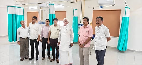 ಸಿಂಧನೂರಿನ ಪಿಡಬ್ಲ್ಯುಡಿ ಕ್ಯಾಂಪ್ ಬಳಿ ಇರುವ ತಾಯಿ-ಮಕ್ಕಳ ಆಸ್ಪತ್ರೆಯನ್ನು ಶಾಸಕ ಹಂಪನಗೌಡ ಬಾದರ್ಲಿ ವೀಕ್ಷಿಸಿದರು. ಐಎಂಎ ಅಧ್ಯಕ್ಷ ಡಾ.ಬಿ.ಎನ್.ಪಾಟೀಲ್, ಸಾರ್ವಜನಿಕ ಆಸ್ಪತ್ರೆ ಮುಖ್ಯ ವೈದ್ಯಾಧಿಕಾರಿ ಸುರೇಶಗೌಡ, ಡಾ.ನಾಗರಾಜ ಕಾಟ್ವಾ ಇದ್ದರು.