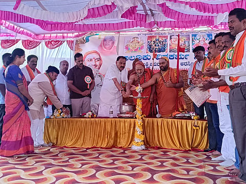 ಅರಸೀಕೆರೆಯ ಲಕ್ಷ್ಮೀಪುರ ಬಡಾವಣೆಯಲ್ಲಿ ಭಾನುವಾರ ಆಯೋಜಿಸಿದ್ದ ವಿಶ್ವಕರ್ಮ ಜಯಂತಿ, ಸಮುದಾಯ ಭವನದ ನೆಲ ಮಹಡಿ ಲೋಕಾರ್ಪಣೆ ಹಾಗೂ ಎಸ್ಸೆಸ್ಸೆಲ್ಸಿ ಮತ್ತು ಪಿಯು ಪರೀಕ್ಷೆಯಲ್ಲಿ ಹೆಚ್ಚು ಅಂಕ ಪಡೆದ ವಿದ್ಯಾರ್ಥಿಗಳಿಗೆ ಪ್ರತಿಭಾ ಪುರಸ್ಕಾರ ಸಮಾರಂಭವನ್ನು ಶ್ರೀ ಶಿವಸುಜ್ಞಾನ ತೀರ್ಥ ಸ್ವಾಮೀಜಿ ಉದ್ಘಾಟಿಸಿದರು. ಶಂಕರಾತ್ಮಾನಂದ ಸ್ವಾಮೀಜಿ, ತಹಸೀಲ್ದಾರ್ ಎಂ.ಜಿ. ಸಂತೋಷ್ ಕುಮಾರ್, ಸಮೀವುಲ್ಲಾ, ಅರುಣ್ ಕುಮಾರ್, ಯೋಗೇಶಾಚಾರ್ ಇತರರು ಇದ್ದರು.