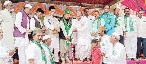 ಹನುಮಸಾಗರದ ಜಾಮಿಯಾ ಮಸೀದಿಯಲ್ಲಿ ಈದ್ ಮಿಲಾದ್ ನಿಮಿತ್ತ ಹಮ್ಮಿಕೊಂಡಿದ್ದ ಧರ್ಮ ಸಭೆಯನ್ನು ಮಾಜಿ ಸಚಿವ ಅಮರೇಗೌಡ ಪಾಟೀಲ್ ಬಯ್ಯಪುರ ಉದ್ಘಾಟಿಸಿದರು. ಕಾಡಾ ಅಧ್ಯಕ್ಷ ಹಸನಸಾಬ್ ದೋಟಿಹಾಳ, ಪ್ರಮುಖರಾದ ವಿಶ್ವನಾಥ ಕನ್ನೂರ, ಪ್ರಶಾಂತ ಗಡಾದ, ಮಹಾಂತೇಶ ಅಗಸಿಮುಂದಿನ, ಸೂಚಪ್ಪ ದೇವರಮನಿ, ಮೈಬೂಬಸಾಬ್ ಮೂಲಿಮನಿ ಇತರರಿದ್ದರು.