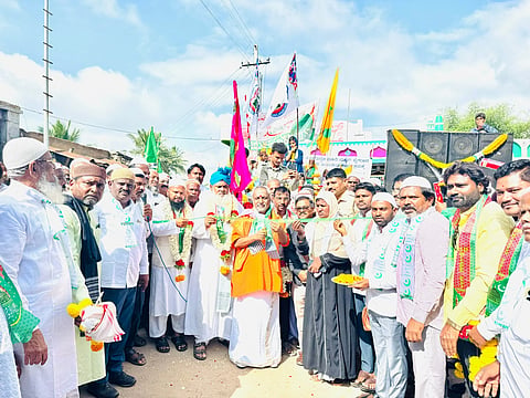 ಕನಕಗಿರಿಯಲ್ಲಿ ನಡೆದ ಜೂಲುಸ್ ಮೆರವಣಿಗೆಗೆ ಅರಳಹಳ್ಳಿಯ ಗವಿಸಿದ್ದಯ್ಯ ತಾತನವರು ಚಾಲನೆ ನೀಡಿದರು. ಪಿಐ ಎಂ.ಡಿ ಪೈಜುಲ್ಲಾ ಸಮುದಾಯದವರಾದ ಇಮಾಮಸಾಬ ಎಲಿಗಾರ,ಪೀರಸಾಬ ಬೀಡಿ, ಮದರ್ ಸಾಬ ಸಂತ್ರಾಸ್, ನೂರ್ ಅಹ್ಮದ್ ಸಂತ್ರಾಸ್ ಇತರರಿದ್ದರು.