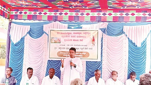  ಚಿಕ್ಕಲ್ಲೂರು ದೇವಸ್ಥಾನ ಆವರಣದಲ್ಲಿ ಆಯೋಜಿಸಿದ್ದ ಶಾಂತಿ ಸಭೆಯಲ್ಲಿ ಭರತ್ ರಾಜೇ ಅರಸ್ ಮಾತನಾಡಿದರು.