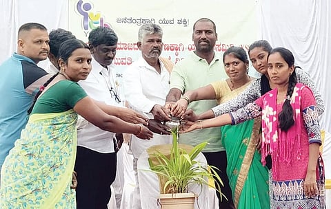 ಯಲಬುರ್ಗಾ ತಾಲೂಕಿನ ಕುಡಗುಂಟಿ ಗ್ರಾಮದಲ್ಲಿ ಯುವಕರಿಗೆ ಸಾಮಾಜಿಕ ಸ್ವಾಸ್ಥ್ಯ, ವ್ಯಸನಮುಕ್ತ ಕಾರ್ಯಕ್ರಮವನ್ನು ವಕೀಲ ಬಸವರಾಜ ಬೊಮ್ಮನಾಳ ಉದ್ಘಾಟಿಸಿದರು. ಗ್ರಾಪಂ ಸದಸ್ಯ ದೇವಪ್ಪ ಲಗಳೂರ, ಶಿಕ್ಷಕಿ ಶಂಕ್ರಮ್ಮ ಸಂಗಟಿ, ಗ್ರಂಥಪಾಲಕಿ ಯಮುನಾ ನಡುಲಮನಿ, ವಿಸ್ತಾರ ಸಂಸ್ಥೆಯ ಸಂಯೋಜಕ ಧರ್ಮರಾಜ್ ಗೋನಾಳ ಇದ್ದರು.