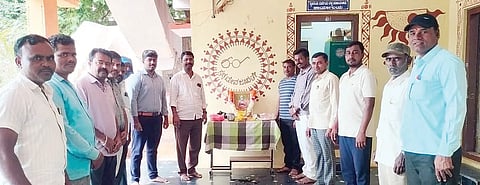 ಹನುಮಸಾಗರದ ಗ್ರಾಪಂ ಕಾರ್ಯಾಲಯದಲ್ಲಿ ಬ್ರಹ್ಮ ಶ್ರೀ ನಾರಾಯಣಗುರು ಜಯಂತಿ ಆಚರಿಸಲಾಯಿತು. ಗ್ರಾಪಂ ಅಧ್ಯಕ್ಷ ರುದ್ರಗೌಡ ಗೌಡಪ್ಪನವರ, ದ್ವಿತೀಯ ದರ್ಜೆ ಲೆಕ್ಕ ಸಹಾಯಕ ವೀರನಗೌಡ ಪಾಟೀಲ್, ಸಿಬ್ಬಂದಿ ಮಹಾಂತಯ್ಯ ಕೋಮಾರಿ, ಬಸವರಾಜ ಶಿವಸಿಂಪಿ, ಮಾರುತಿ ಸಾಳುಂಕಿ, ಪ್ರಮುಖರಾದ ಬಸವರಾಜ ಈಳಿಗೇರ, ಭೀಮರಾಯ ಈಳಿಗೇರ, ಸಾಗರ ಈಳಿಗೇರ, ಅಶೋಕ ಈಳಿಗೇರ, ವೀರೇಶ ಈಳಿಗೇರ ಇತರರಿದ್ದರು.
