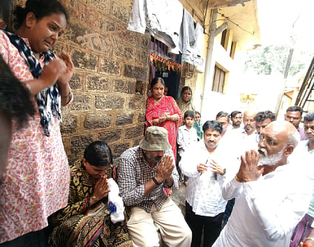 Financial assistance from the Mahamandal consoles the family of the deceased youth
