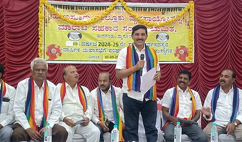 ಹುಣಸೂರು ನಗರದ ಪರಸಯ್ಯನ ಛತ್ರದಲ್ಲಿ ಸೋಮವಾರ ಆಯೋಜಿಸಿದ್ದ ಟಿಎಪಿಸಿಎಂಎಸ್ ವಾರ್ಷಿಕ ಸಭೆಯಲ್ಲಿ ಅಧ್ಯಕ್ಷ ಎಚ್.ಟಿ.ಬಾಬು ಮಾತನಾಡಿದರು. ಉಪಾಧ್ಯಕ್ಷ ರೇವಣ್ಣ, ನಿರ್ದೇಶಕರಾದ ಬಸವಲಿಂಗಯ್ಯ, ರಮೇಶ್, ವೆಂಕಟೇಶ್, ಪ್ರೇಮ್‌ಕುಮಾರ್ ಇತರರಿದ್ದಾರೆ.