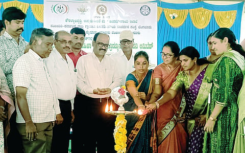 ಹುಣಸೂರು ನಗರದ ಅಂಬೇಡ್ಕರ್ ಭವನದಲ್ಲಿ ಆಯೋಜಿಸಿದ್ದ ಸಭೆಯನ್ನು ಗಣ್ಯರು ಉದ್ಘಾಟಿಸಿದರು. ಇಒ ಕೆ.ಹೊಂಗಯ್ಯ, ತೋಟಗಾರಿಕೆ ಎಡಿ ನಾಗರಾಜು, ಕಂಪನಿ ನಿರ್ದೇಶಕಿ ಎಚ್.ಕೆ.ಸವಿತಾ, ಎನ್‌ಆರ್‌ಎಲ್‌ಎಂ ಜಿಲ್ಲಾ ಕಾರ್ಯಕ್ರಮ ವ್ಯವಸ್ಥಾಪಕಿ ಆಶಾ, ಸಿಇಒ ಗುಣಶೇಖರ್ ಇತರರು ಇದ್ದರು.