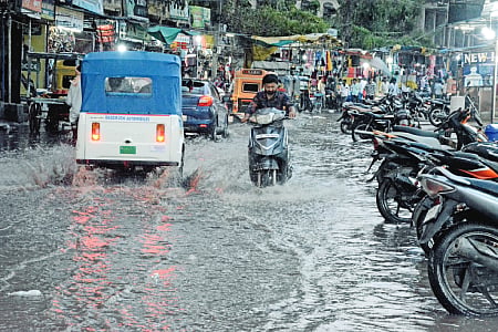 Heavy rain lashed Vijayapura city for more than an hour on Wednesday evening.