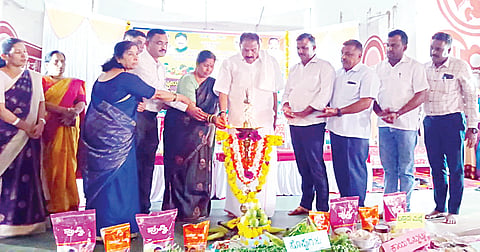 ಅರಸೀಕೆರೆಯ ವೆಂಕಟೇಶ್ವರ ಕಲಾಭವನದಲ್ಲಿ ಭಾಗ್ಯಲಕ್ಷ್ಮಿ ಬಾಂಡ್ ವಿತರಣಾ ಕಾರ್ಯಕ್ರಮವನ್ನು ಕೆ.ಎಂ.ಶಿವಲಿಂಗೇಗೌಡ ಉದ್ಘಾಟಿಸಿದರು. ಧರ್ಮಶೇಖರ್,ಪರಶಿವಮೂರ್ತಿ, ನಾಗರಾಜ್, ಯೋಗೀಶ್,ಸಿದ್ದೇಶ್, ಪ್ರದೀಪ್ ಇತರರಿದ್ದಾರೆ.