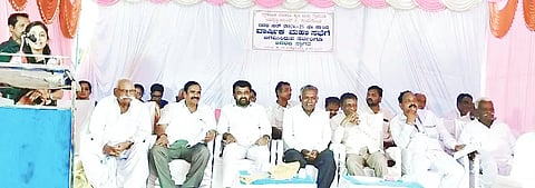 KND PLD BANK PROTEST