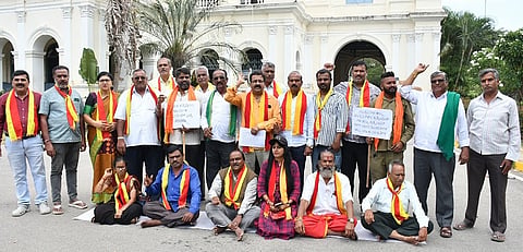 Karnataka sena pade protest in Mysore condemning stone pelting in Maddur