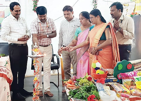 ಹರಪನಹಳ್ಳಿ ತಾಪಂ ಆವರಣದ ಸಾಮರ್ಥ್ಯ ಸೌಧ ಭವನದಲ್ಲಿ ಹಮ್ಮಿಕೊಂಡಿದ್ದ ಪೋಷಣ್ ಮಾಸಾಚರಣೆ ಕಾರ್ಯಕ್ರಮವನ್ನು ಟಿಎಚ್‌ಒ ಪೃಥ್ವಿ ಉದ್ಘಾಟಿಸಿದರು. ಶಿಶು ಅಭಿವೃದ್ಧಿ ಯೋಜನಾಧಿಕಾರಿ ಜಿ.ಟಿ.ಅಶೋಕ್, ಟಿಪಿಒ ನವೀನ್ ಕುಮಾರ್, ಆರೋಗ್ಯ ಕ್ಷೇತ್ರ ಶಿಕ್ಷಣಾಧಿಕಾರಿ ಭುವನೇಶ್ವರಿ, ಸಹಾಯಕ ಶಿಶು ಅಭಿವೃದ್ಧಿ ಯೋಜನಾಧಿಕಾರಿ ರೇಣುಕಾ ಜುಟ್ಲೆ, ತಾಲೂಕು ಪೋಷಣ್ ಅಭಿಯಾನ ಸಂಯೋಜಕ ಆರ್.ನಿಂಗಪ್ಪ ಇತರರಿದ್ದರು.