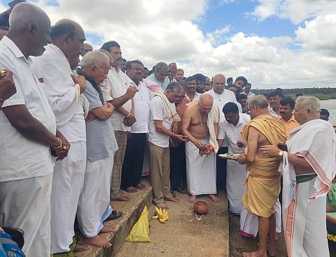 ಸಂತೆ ಶಿವರದ ಅಯ್ಯನಕೆರೆಗೆ ಹಿರಿಯ ಸಾಹಿತಿ ಡಾ.ಎಸ್.ಎಲ್.ಭೈರಪ್ಪ ಅವರ ಚಿತಾಭಸ್ಮವನ್ನು ಮಕ್ಕಳಾದ ರವಿ ಶಂಕರ್, ಉದಯಶಂಕರ್ ಪೂಜೆ ಸಲ್ಲಿಸಿ ಗಂಗೆಗೆ ವಿಸರ್ಜಿಸಿದರು. ಶಾಸಕ ಸಿ.ಎನ್. ಬಾಲಕೃಷ್ಣ, ಮಾಜಿ ಎಂಎಲ್‌ಸಿ ಗೋಪಾಲಸ್ವಾಮಿ, ಮುಖಂಡರಾದ ಪಟೇಲ್ ರಾಜಣ್ಣ, ಅನಂತಯ್ಯ, ನಾಗರಾಜು, ಜಿರಂಜೀವಿ, ರಾಜು, ವೇಣುಗೋಪಾಲ್, ಮಧು ಪಟೇಲ್ ಇತರರು ಇದ್ದರು.