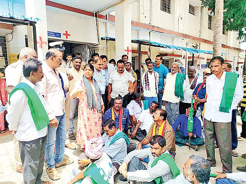 ಪಟ್ಟಣದ ತಾಲೂಕು ಸರ್ಕಾರಿ ಆಸ್ಪತ್ರೆಗೆ ವಿವಿಧ ಪ್ರಗತಿಪರ ಹಾಗೂ ಕನ್ನಡಪರ ಹೋರಾಟ ಸಂಘಟನೆಗಳು ಮುತ್ತಿಗೆ ಹಾಕಿ ಆಸ್ಪತ್ರೆಯ ಅವ್ಯವಸ್ಥೆಯ ವಿರುದ್ದ ಆಡಳಿತ ವೈದ್ಯಾಧಿಕಾರಿಗಳಿಗೆ ಪ್ರೆಶ್ನಿಸಿ ತರಾಟೆಗೆ ತೆಗೆದುಕೊಂಡರು.