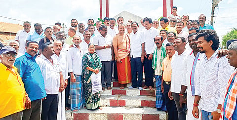 ಹಿರೀಸಾವೆಯಲ್ಲಿ ಸೋಮವಾರ ಚೌಡೇಶ್ವರಿ ದೇವಿಯ ನವರಾತ್ರಿ ಮತ್ತು ದಸರಾ ಮಹೋತ್ಸವದ ಉದ್ಘಾಟನಾ ಕಾರ್ಯಕ್ರಮದಲ್ಲಿ ಶಾಸಕ ಬಾಲಕೃಷ್ಣ, ಕವಿಕಾ ಅಧ್ಯಕ್ಷ ಲಲಿತಾ ರಾಘವ್, ಕಾಂಗ್ರೆಸ್ ಮುಖಂಡ ಎಂ.ಎ. ಗೋಪಾಲಸ್ವಾಮಿ, ಗ್ರಾಮ ಪಂಚಾಯಿತಿ ಅಧ್ಯಕ್ಷೆ ಜಯಮ್ಮ, ಧರ್ಮದರ್ಶಿ ಎಚ್.ವಿ. ಫಣೀಶ್ ಇತರರು ಇದ್ದರು.