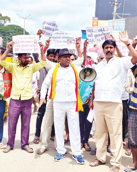ಅರಸೀಕೆರೆಯಲ್ಲಿ ಬೀದಿ ನಾಯಿಗಳ ಹಾವಳಿ ನಿಯಮತ್ರಣಕ್ಕೆ ಆಗ್ರಹಿಸಿ ಪ್ರತಿಭಟನೆ ನಡೆಸಲಾಯಿತು. ರಾಘವೇಂದ್ರ, ಪ್ರಕಾಶ್, ಆನಂದ, ರತ್ನಮ್ಮ, ಅನಿತಾ ಇತರರು ಇದ್ದರು.
