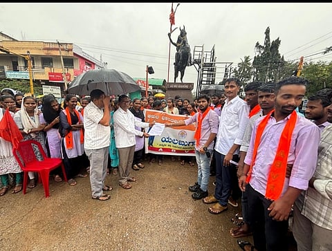 district-koppal-students-protest-yalaburga-guestlectuer