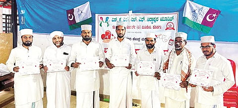 ಸಿದ್ದಾಪುರದ ಮುನ್ವರುಲ್ ಇಸ್ಲಾಂ ಮದರಸ ಸಭಾಂಗಣದಲ್ಲಿ ಆಯೋಜಿಸಿದ್ದ ಶಿಬಿರದಲ್ಲಿ ರಕ್ತದಾನ ಮಾಡಿದವರಿಗೆ ಪ್ರಮಾಣ ಪತ್ರ ನೀಡಲಾಯಿತು.