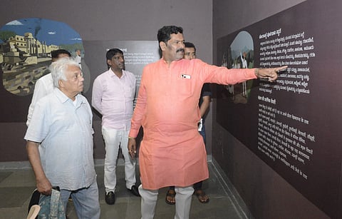 ನಂದಗಡ ವೀರಭೂಮಿಗೆ ಹಿಂದುಳಿದ ವರ್ಗಗಳ ಸಚಿವರ ಭೇಟಿ_ ಮ್ಯೂಸಿಯಂ ಪರಿವೀಕ್ಷಣೆ (1)